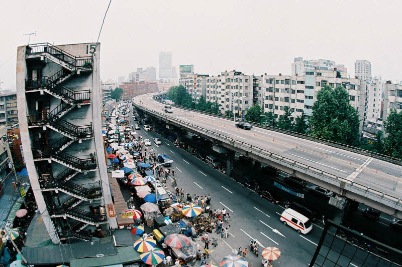 Cheonggye-Cheon before ‘restoration’, filled with street vendors